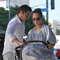 Jessica Alba and Cash Warren take Honor Marie and new baby Haven for breakfast | Picture 98027